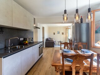 Top ausgestattete Küche und Esstisch