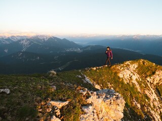 Wanderer weit oberhalb vom Hochplateau mit Ausblic