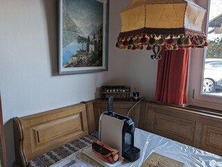 Esstisch mit Kaffeemaschine