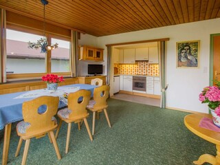 Wohnzimmer mit Blick in Küche