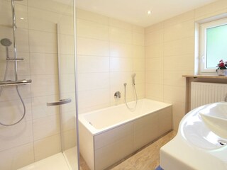 Badezimmer mit Dusche und Badewanne