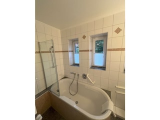 Badezimmer mit Duschmöglichkeit