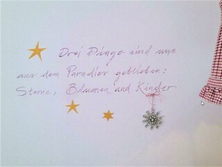 liebevoll gestalteter Wandspruch im Apartment