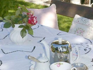 genießen Sie den Tee im Garten