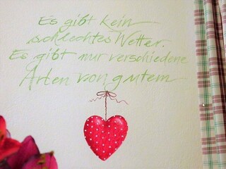 Die Wände vom Künstler beschriftet und bemalt