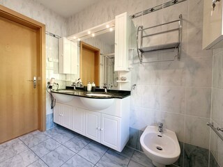 Badezimmer mit Doppelwaschbecken