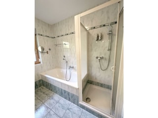 Badezimmer mit Dusche und Badewanne