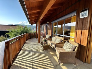 Sonnenterrasse mit gemütlichen Sitzmöbeln