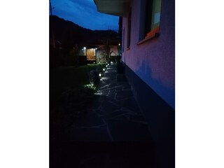TERRASSE EINGANG NACHT