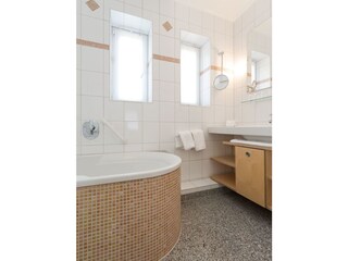 Badezimmer mit Wanne