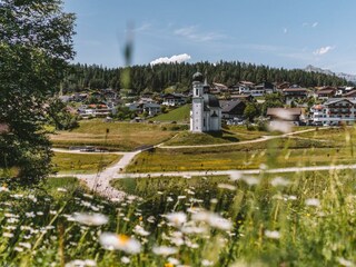 seekirchl_in_seefeld_im_sommer