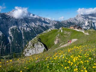 wanderinnen_bei_der_rotmoosalm__gaistal___leutasch