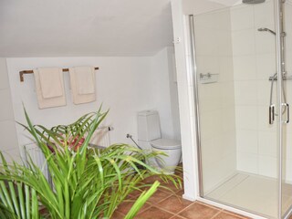 Badezimmer mit Dusche und WC