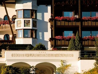 Hausansicht Sommer Hotel Lärchenhof Natur