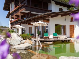 Sonnenliegen am Badeteich mit Glockenblumen