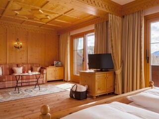 Tiroler Stuben Wohnzimmer mit Blick
