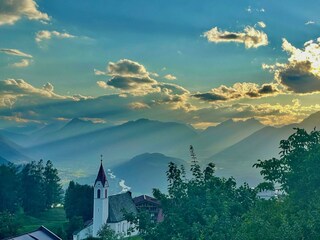Weitblick mit Dorfkirche in Abendstimmung