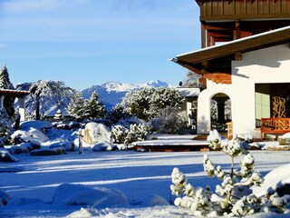 Bank am Badeteich in der winterlichen Morgensonne