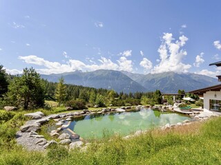 Badeteich in alpiner Gartenlandschaft