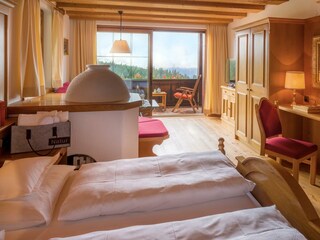 Kachelofenzimmer mit Südbalkon