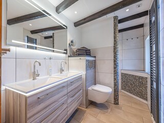 Duschbad mit Walk In Dusche und Außenfenster