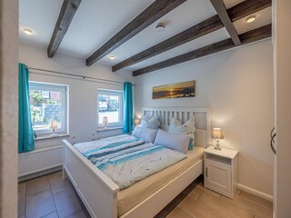 Schlafraum mit Doppelbett im EG