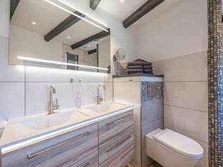 helles Badezimmer mit Doppelwaschtisch im EG