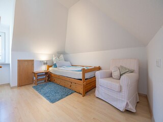 Schlafzimmer 1 mit 1 Einzelbett; Bettwäsche inklusive