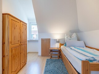 Schlafraum 1 mit Kleiderschrank