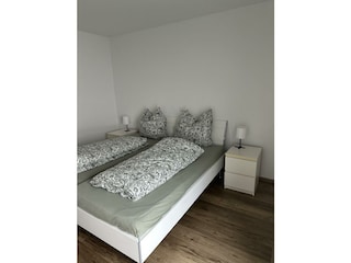 Bett Schlafzimmer 1