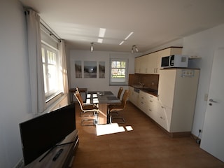 Küche mit großem Esstisch