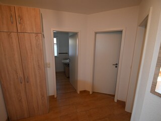 Flur mit Blick zum Bad und zu den Schlafzimmern rechts