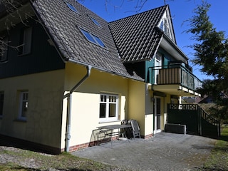 Terrasse mit Gartenmöbeln