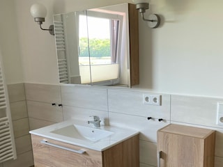 Badezimmer mit Außenfenster
