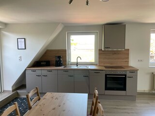 Moderne Küche mit Essbereich