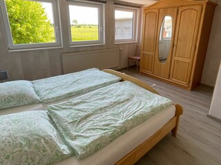 Schlafraum mit Kleiderschrank