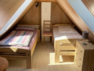 Schlafraum 2 mit 2 Einzelbetten im Spitzboden