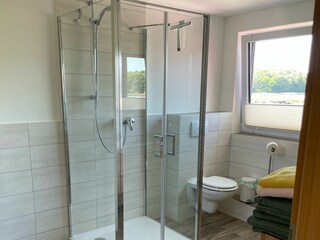 Dusche mit Außenfenster