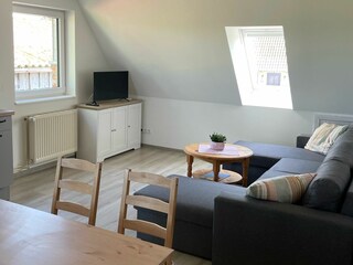 Offener Wohnraum mit TV