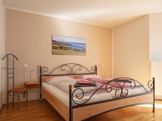 Schlafzimmer mit Doppelbett