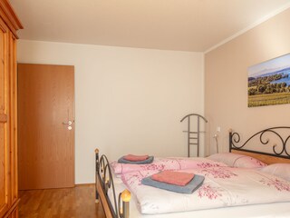 Schlafzimmer mit Kleiderschrank