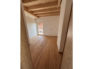 Wohnzimmer mit Balkonzugang