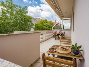 Wohnung in Rakalj nahe Felsstrand