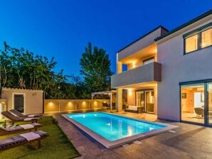 Spacious villa in Pula with heated pool - Valbandon - image1