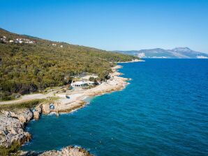 Sea-View Holiday Home, Ravni