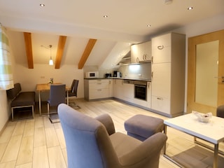 Ferienwohnung Nr. 3 Wohnzimmer mit Küchenzeile