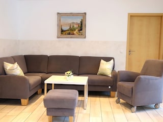 Ferienwohnung Nr. 3 Wohnzimmer mit Küchenzeile