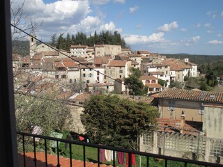 Blick vom Balkon auf Ampus bis zur Schlucht von Chateau