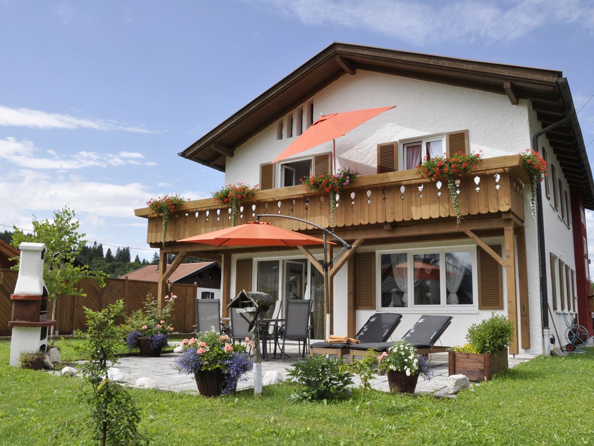 Terrasse mit Liegestühle, Sonnenschirm, Grillkamin usw.