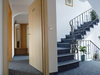 Eingangsbereich Appartment 2 und Stiegenaufgang